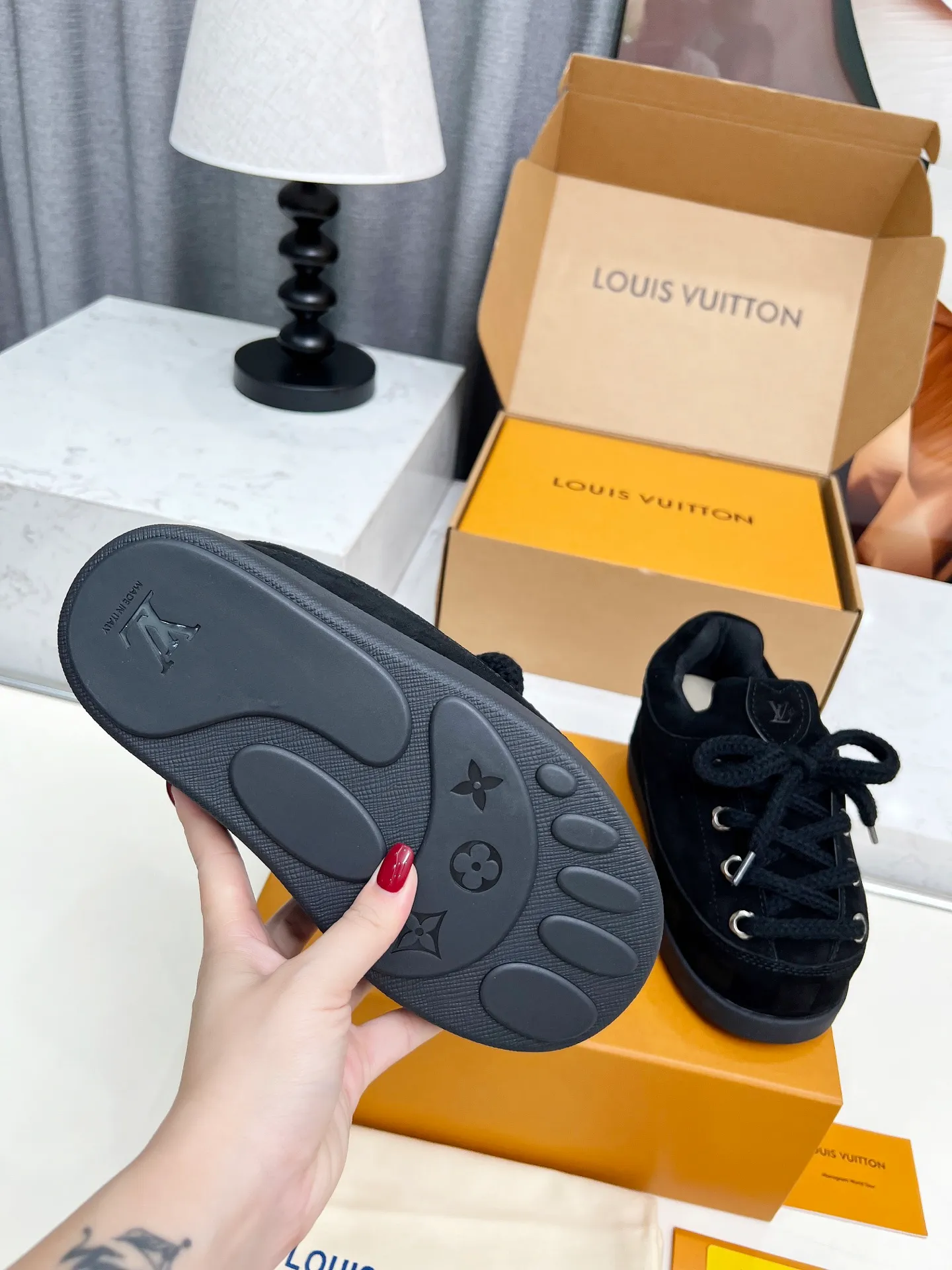 [L Family] P: 740💰 Couple model, size: women 35-41 (customized at 41 for women), 39-46 for men (customized at 45.46) The 2025 iteration of this Time Out sneaker, couple model, LV co-branded nigo, donkey brand, Louis Vuitton, ugly, cute😍Many Internet celebrities have shown off their feet, a classic and versatile item. Fabric: Imported high mercerized cow suede. Lining: high-grade elastic mesh, outsole: original molded outsole, palm print rubber outsole with hidden L letter and Monongram flower.